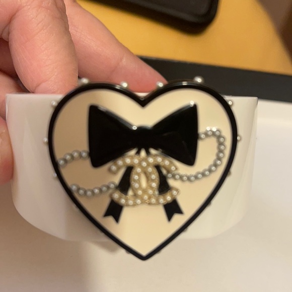 Chanel cuff bracelet - Picture 1 of 7